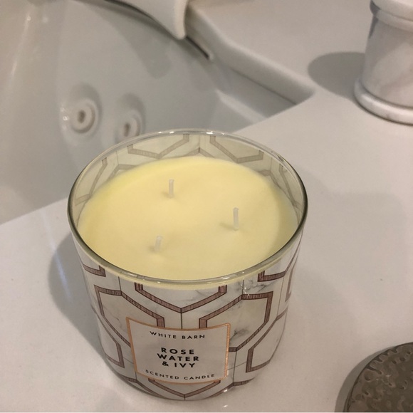 White Barn Rose Water and Ivy Marble Hexagon Candle - Picture 3 of 4
